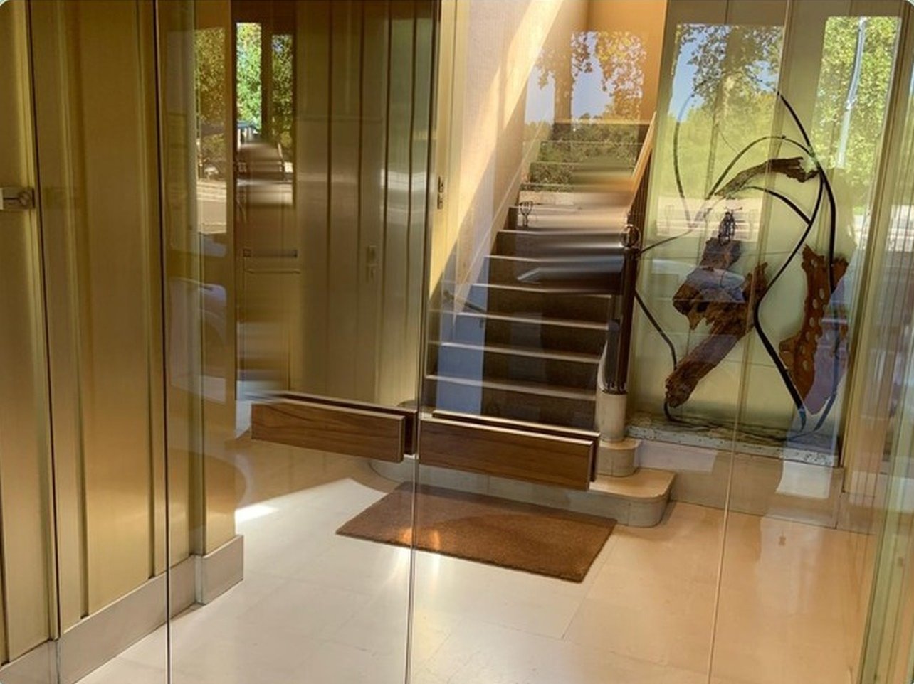 Hall d’entrée de l’immeuble, 8 rue des Tanneurs, avec l’escalier